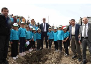 AKDAM’DA 1000 FİDAN TOPRAKLA BULUŞTU