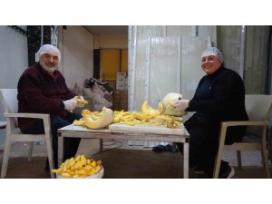 TESCİLLİ LEZZET KABAK TATLISI DEPREMZEDE AİLENİN ELLERİNDE LEZZET BULUYOR