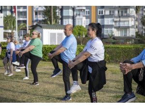 MERSİN SAHİLİNDE SABAH SPORU BULUŞMALARI YOĞUN İLGİ GÖRÜYOR
