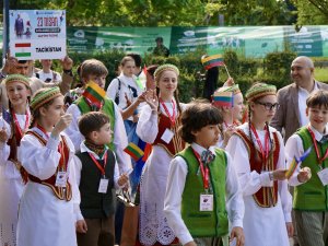 10 ÜLKEDEN ÇOCUKLAR SEVGİ KORTEJİ'NDE BULUŞTU