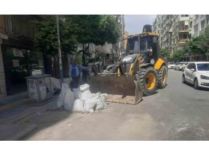 AKDENİZ’DE MOLOZ VE ATIK SEFERBERLİĞİ SÜRÜYOR