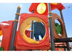 MERSİN’DE ÇOCUK PARKINA ÇİRKİN SALDIRI: OYUN GRUPLARI ATEŞE VERİLDİ