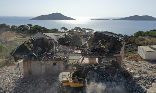 KAŞ'TA KAÇAK YAPILARIN YIKIMI İÇİN 10'UNCU İHALE