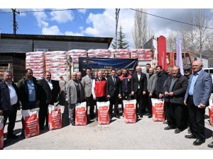 KAHRAMANMARAŞ’TA 320 ÜRETİCİYE 6 BİN KİLOGRAM AYÇİÇEĞİ TOHUMU DAĞITILDI