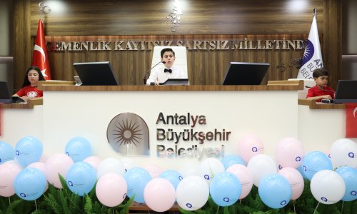 BÜYÜKŞEHİR MECLİSİ'NDE KOLTUKLAR ÇOCUKLARA EMANET