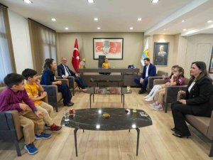 BAŞKAN BOLTAÇ KOLTUĞUNU DEVRETTİ, ÇOCUKLAR TALEPLERİNİ SIRALADI