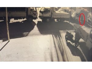 HALDE ANAHTARI ÜZERİNDE BIRAKILAN BİBER YÜKLÜ KAMYONET ÇALINDI