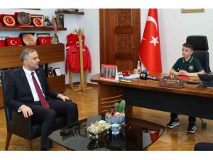 BAŞKAN TOPTAŞ, 23 NİSAN’DA KOLTUĞUNU MİNİK HALİL’E DEVRETTİ