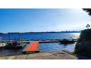 ADANA’DA BARAJ GÖLÜNDE BOĞULMA TEHLİKESİ GEÇİREN GENÇ HASTANEYE KALDIRILDI