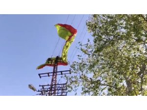 OSMANİYE’DE YAMAÇ PARAŞÜTÜ PİLOTU İNİŞ SIRASINDA ELEKTRİK TELLERİNE TAKILDI