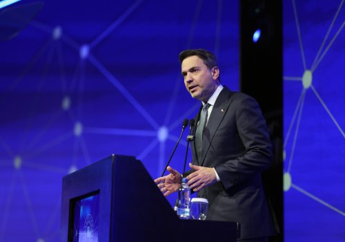 BAKAN BAYRAKTAR: "HEDEF YENİ ENERJİ MİMARİSİ"