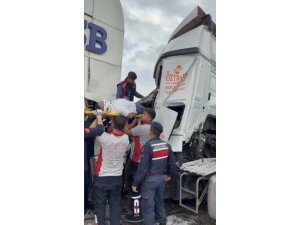 OSMANİYE’DE TIR OSB GİRİŞ KAPISINA ÇARPTI, SÜRÜCÜ KABİNDE SIKIŞTI