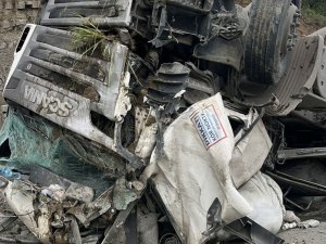 YOLDAN ÇIKAN TIR HURDAYA DÖNDÜ: 1 YARALI