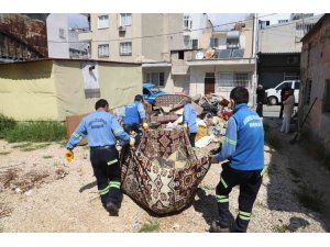 SAHİPLERİNİN YAŞAMINI YİTİRDİĞİ EVDEN BİR KAMYON ÇÖP ÇIKTI