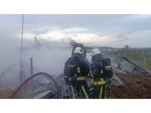 İNŞAAT ŞANTİYESİNDE KONTEYNER YANGINI