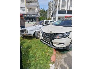 İKİ OTOMOBİLİN ÇARPIŞTIĞI KAZA ANI KAMERADA