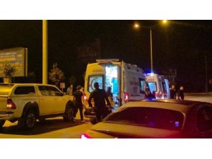 MURATPAŞA’DA OTOMOBİL İLE MOTOSİKLET ÇARPIŞTI: 2 YARALI