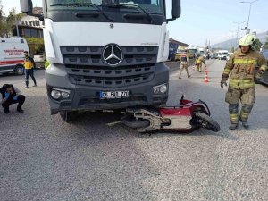 KAMYONUN ALTINDA KALARAK EZİLEN MOTOSİKLETİN SÜRÜCÜSÜ HAYATINI KAYBETTİ