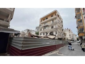 YIKIMDA ZARAR GÖREN BİNANIN SAKİNLERİ: "MÜTEAHHİDE ULAŞAMIYORUZ"