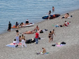 SICAK HAVAYI FIRSAT BİLENLER SAHİLE AKIN ETTİ