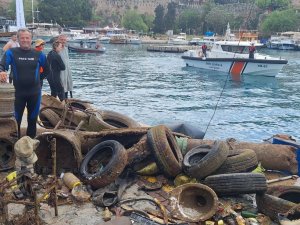 DENİZDEN 5 TON ATIK ÇIKARILDI