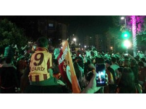 ANTALYA’DA DERBİ GALİBİYETİNİ KUTLAYAN BİR TARAFTAR BIÇAKLA YARALANDI