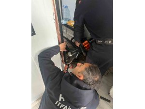 ANTAKYA’DA PROFİL DEMİRİNE SIKIŞAN KUŞ KURTARILDI