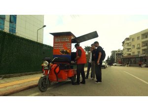 1 METREKARELİK EKMEK TEKNESİYLE NOHUT DÜRÜM LEZZETİNİ VATANDAŞIN AYAĞINA GÖTÜRÜYOR