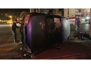 MOTOSİKLETLE ÇARPIŞAN HAFİF TİCARİ ARAÇ DEVRİLDİ: 3 YARALI