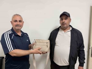 EMEKLİ POLİS BULDUĞU İÇİNDE 250 BİN TL’LİK DÖVİZ OLAN ÇANTAYI SAHİBİNE TESLİM ETTİ