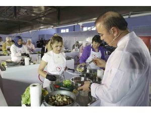 ADANA’DA KADINLAR AŞÇILIK ATÖLYESİNDE EĞİTİM ALDI