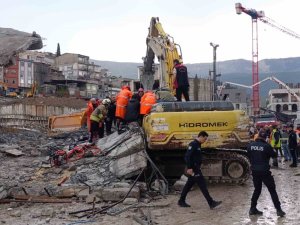 OPERATÖR ENKAZ ALTINDA KALDI: 1 YARALI