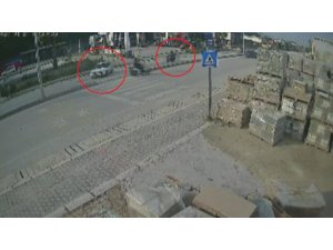 YAYA GEÇİDİNİ KULLANMAYA ÇALIŞAN OTOMOBİLLE ÇARPIŞAN MOTOSİKLETLİ METRELERCE HAVAYA UÇTU