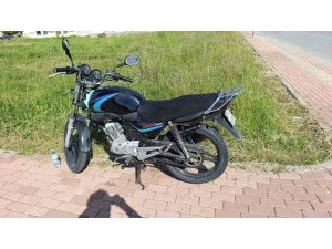 SEYİR HALİNDEYKEN DEVRİLEN MOTOSİKLETİN SÜRÜCÜSÜ YARALANDI