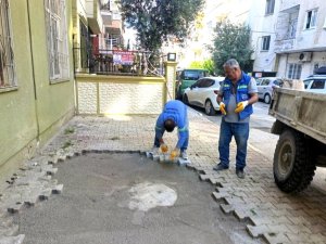 AKDENİZ’DE YOL VE KALDIRIMLAR YENİLENİYOR