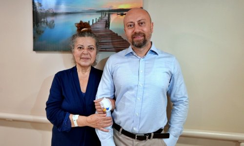 BAĞIRSAĞI KANGRENE GİDİYORDU, KAPALI AMELİYATLA KURTARILDI: "BİR GÜN GEÇ KALSAM BUGÜN BURADA OLMAYACAKTIM"