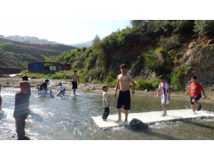 SICAK HAVADAN BUNALAN ÇOCUKLAR DEREDE SERİNLEDİ