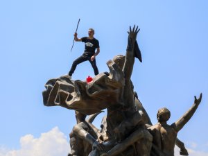 ÇIKTIĞI ANITTA ÜZERİNE BENZİN DÖKÜP DANS ETTİ