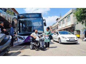 ENGELLİ VATANDAŞ BELEDİYE OTOBÜSÜNE POLİS EŞLİĞİNDE BİNEBİLDİ