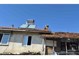 BURDUR’DA ÇIKAN YANGINDA EV VE AHIR ZARAR GÖRDÜ