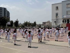 YÜZLERCE ÖĞRENCİDEN ARDA GÜLER’E "10 NUMARA" DAVET