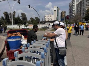 ADANA’DA SİMİTÇİLER VE SU SATICILARI BARİYERLERİN ARKASINDA ÇALIŞMAYA DEVAM ETTİ