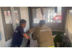 ANTAKYA’DA EVE GİREN YILANI İTFAİYE YAKALADI
