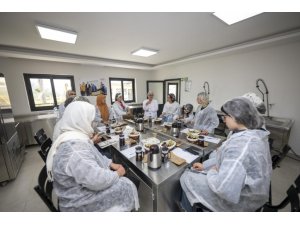 MERSİN’DE KADIN ÜRETİCİLERE BİTKİ ÇAYI EĞİTİMİ