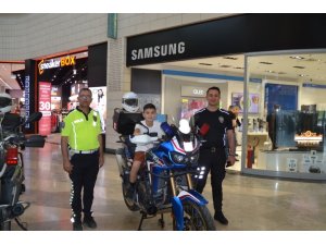 POLİS, ÇOCUKLARI MOTOSİKLETE BİNDİRİP ÇEŞİTLİ HEDİYELER DAĞITTI