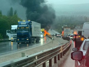 BARİYERE ÇARPAN OTOMOBİL ALEV ALDI: 1 ÖLÜ, 1 YARALI