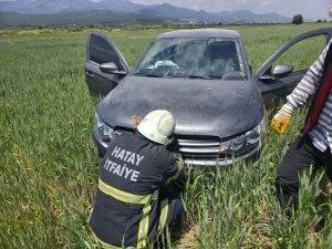 HASSA’DA TARLAYA UÇAN OTOMOBİLİN SÜRÜCÜSÜ YARALANDI