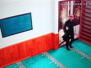 SADAKA KUTUSUNDAKİ PARALARI ÇALIP KAÇTI
