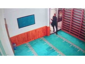 CAMİNİN SADAKA KUTUSUNDAN HIRSIZLIK KAMERADA