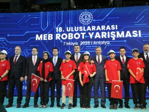 BAKAN TEKİN, ANTALYA'DA ROBOT YARIŞMASINA KATILDI